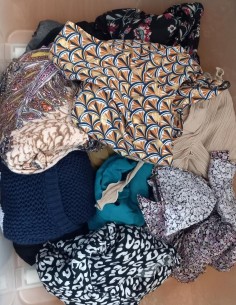 3 kg de blouses, tee-shirts, tuniques à manches longues pour filles et femmes.