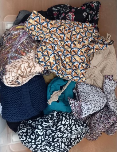 3 kg de blouses, tee-shirts, tuniques à manches longues pour filles et femmes.