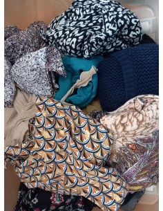 3 kg de blouses, tee-shirts, tuniques à manches longues pour filles et femmes. 2
