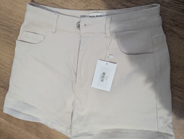 Short beige taille haute